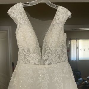 Wedding dress (Kara Oceane) BRAND NEW NEVER WORN